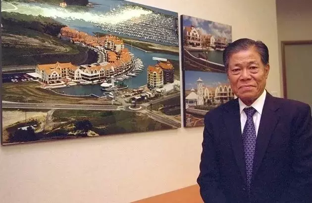 他的祖籍是广东潮汕，靠卖油漆发家，94岁时，成为新加坡首富