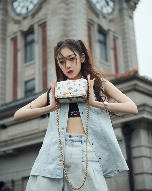 希林娜依·高为显腿长，穿20厘米松糕鞋，不料被巴掌腰抢镜