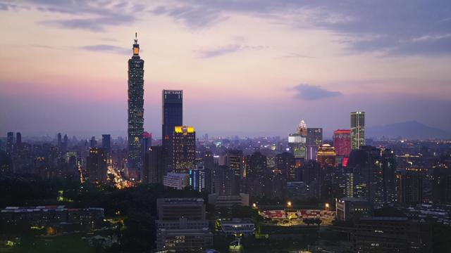 台湾电子厂暴发群聚感染 蔡英文满意度濒临“死亡交叉”