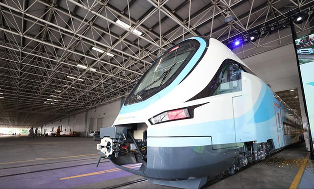 中国首列出口欧洲双层动车组在株洲下线