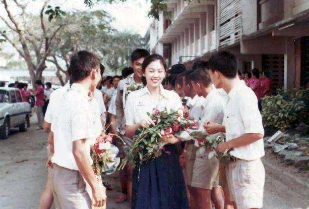 泰国前美女总理英拉：没结过婚，为何会有个近二十岁的亲儿子？