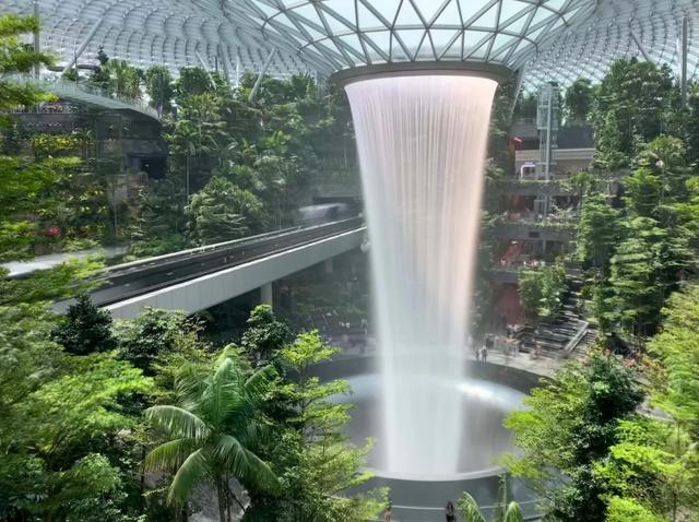 小小新加坡居然有5个瀑布，隐藏着世界最大的室内瀑布？