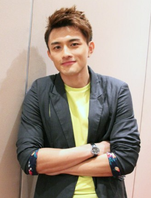 被解约后 新加坡男星包勋评加入直播带货