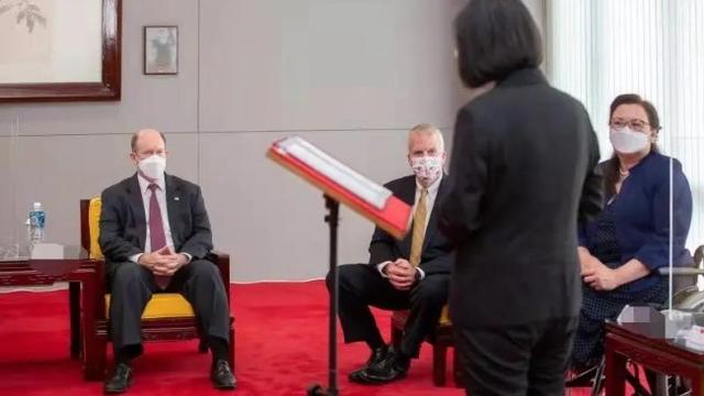 美国3名议员乘军机访台，蔡英文“挟洋自重”，被大陆国防部警告