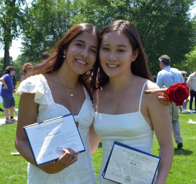 李连杰早年放弃美国国籍入新加坡籍，如今小女儿却在美国高中毕业