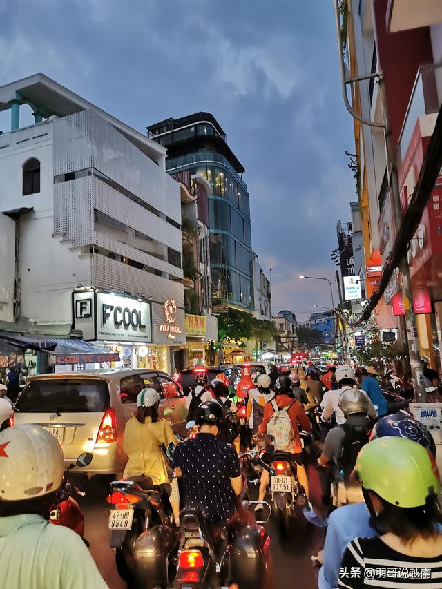 在越南，只要有摩托车就可以找到女朋友，不需要宝马奔驰