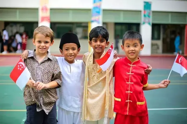 为什么今天新加坡的街上孩子们都奇装异服？