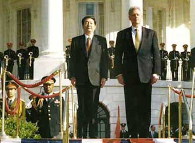 1999年，朱镕基总理出访美国，演讲幽默从容