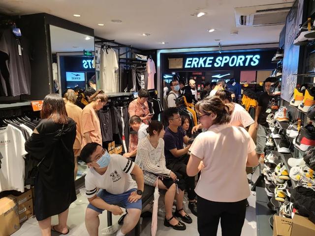 西湖边这家店今天被挤爆！店员劝说要理性，但大家都在“野性”消费！明天台风影响，尽可能不要出门