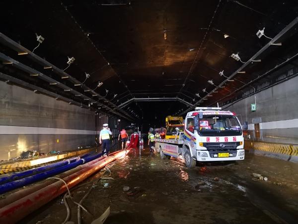 直击京广隧道救援｜抽排水作业彻夜不停 一出口坡底堆积车辆基本清空