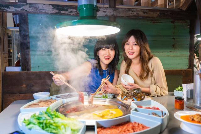 风有点大，忍忍？等不及想去台湾女孩萃萃的重庆老火锅“见涨”..