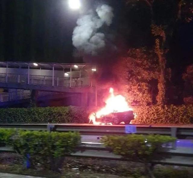 1死6伤！新加坡发生罕见致命车祸，五车连环相撞起火狂烧