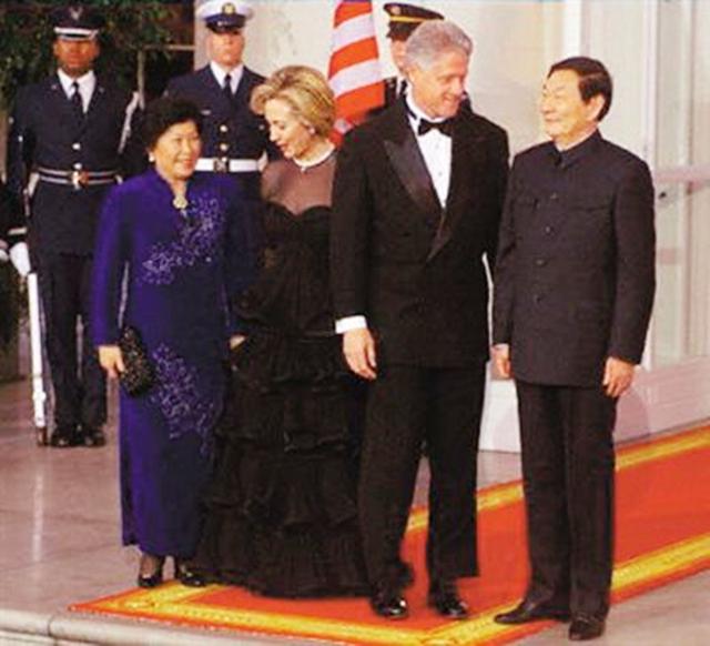 1999年，朱镕基总理出访美国，演讲幽默从容