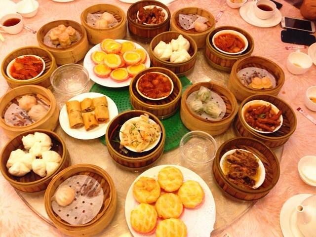 广州一80岁老婆婆搭公交车去接百岁母亲饮茶，感慨中国生活好