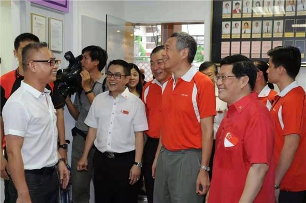 力行慈善事业数十年，慈善家卓顺发获得无数荣誉和奖章