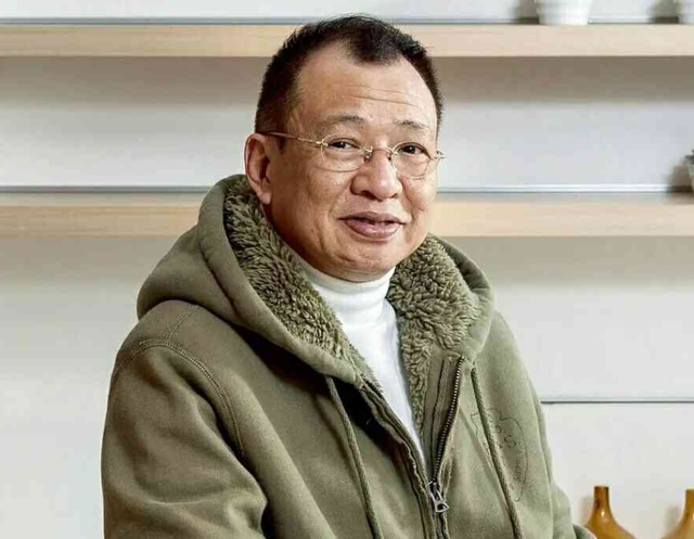 许绍雄与鲁迅长孙罕同框，亲切喊对方表弟，68岁周令飞像极了爷爷