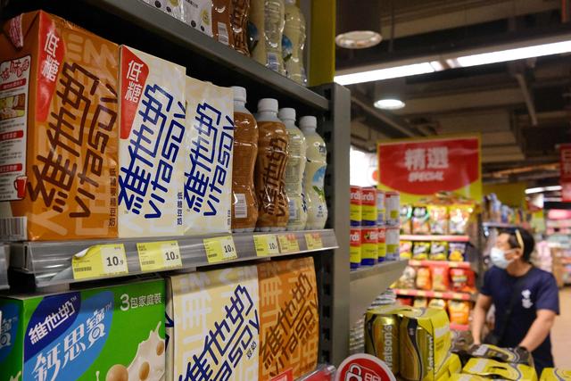 维他奶六成收入靠内地，跌掉37亿市值后，辞退涉事员工