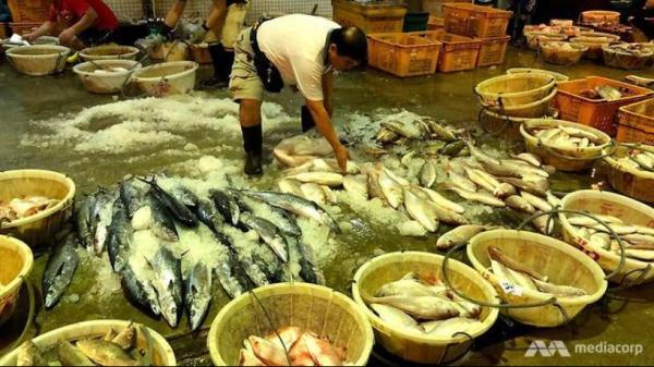 为防止疫情蔓延 新加坡要求全国菜市场鱼贩进行新冠检测