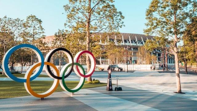 海外疫情早报：东京奥运获奖选手将自己佩戴奖牌，英国航母爆发疫情