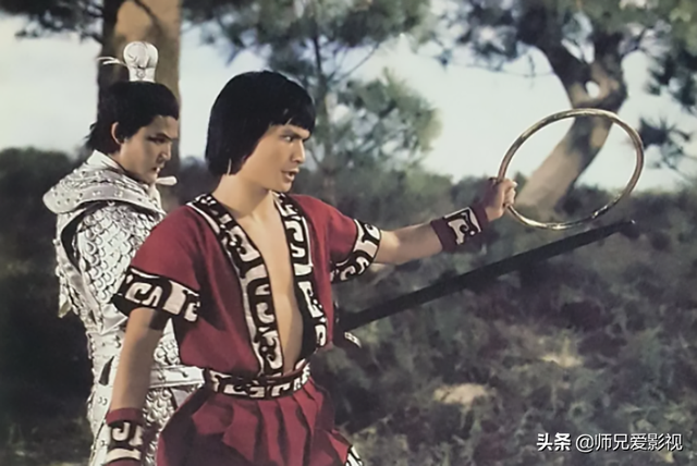 中国神话《哪吒》相关影视剧踩着风火轮的小英雄
