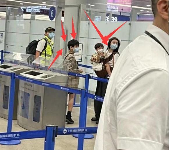 张柏芝暑假回港陪儿子过暑假，悄悄带三子去新加坡度假