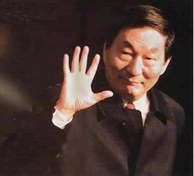 1999年，朱镕基总理出访美国，演讲幽默从容