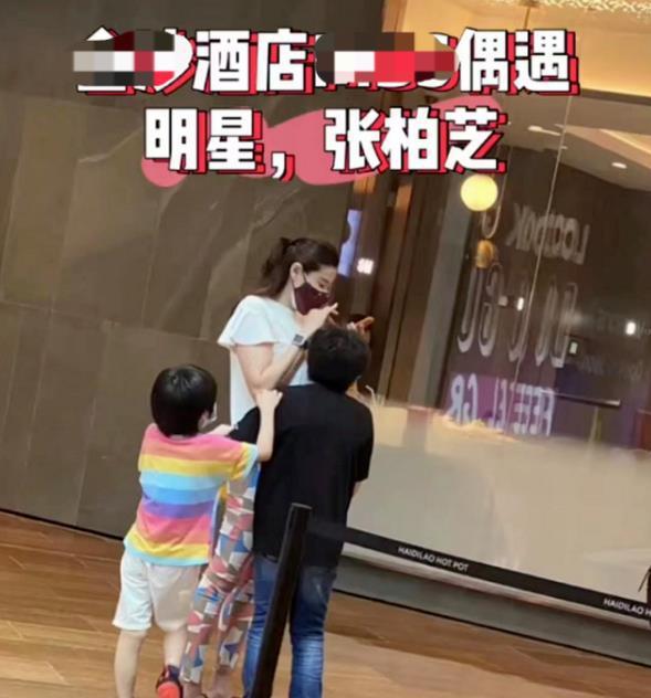 张柏芝带两儿子现身酒店？二儿子谢振南驼背，小儿子衣服抢镜