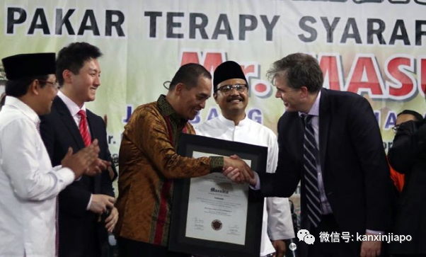 “神医”不信病毒，吸气施法后死亡；美媒评开斋节引爆印尼疫情