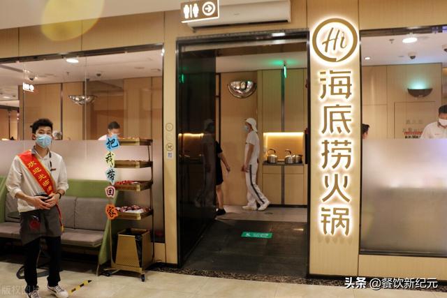 8000元开店，4张桌子起家，却被中国人吃成新加坡首富