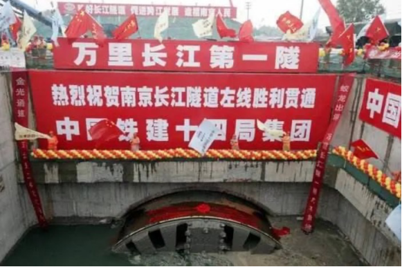 中国”基建狂魔“的掘进路上，是西方巨头被绞碎的尸体