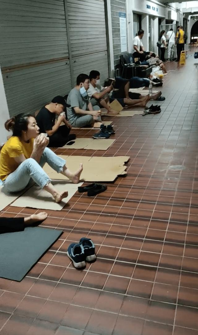 美国疫苗免费也不要！新加坡人自费打中国疫苗，深夜睡诊所外排队