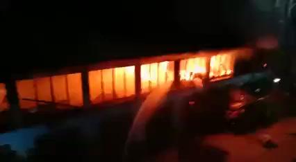 新加坡店屋清晨失火，烈焰冲天烧成废墟