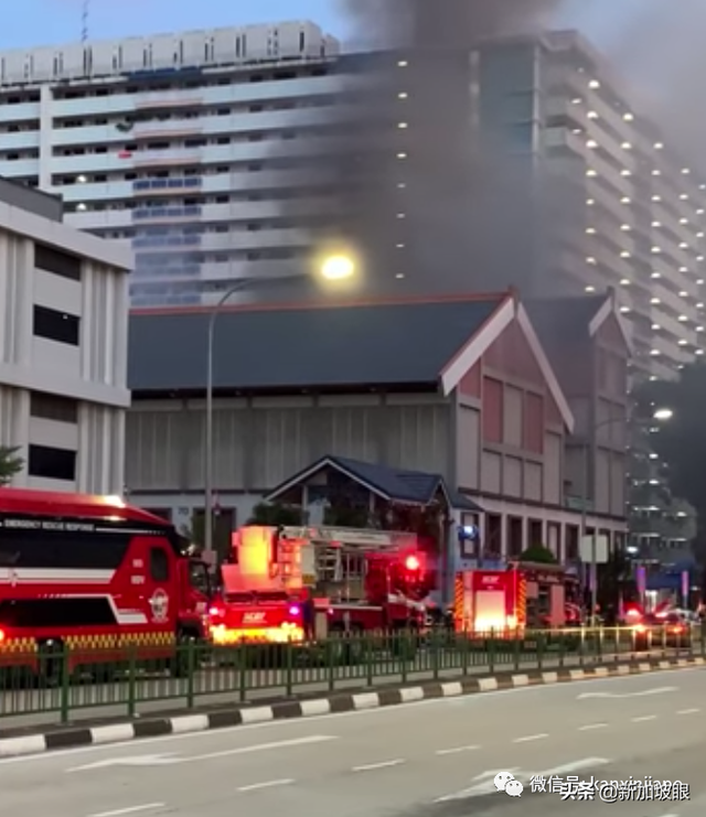 新加坡店屋清晨失火，烈焰冲天烧成废墟