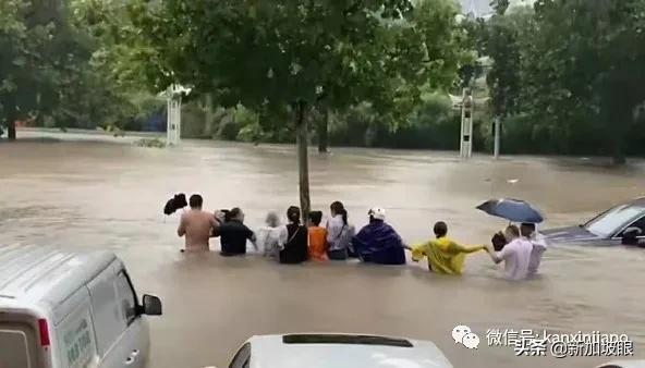 郑州暴雨已致12人死亡，出动解放军救援；新加坡抗涝这样做