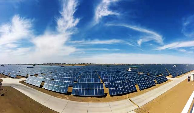 中国共和光伏发电站，拯救了生态环境，面积接近于一个新加坡