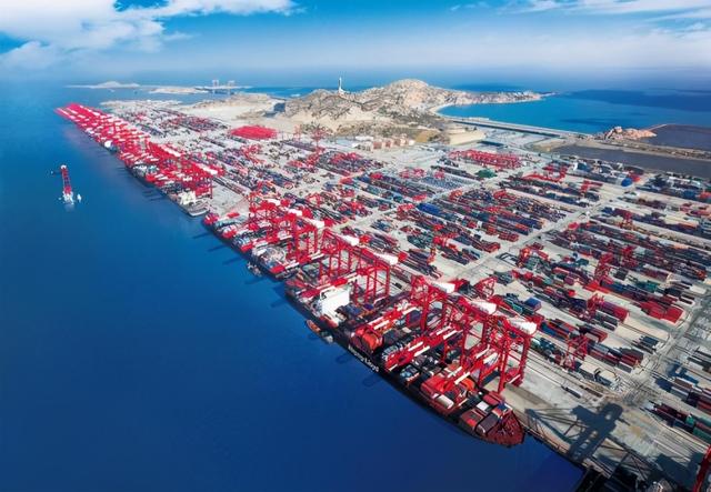 中国700亿建造世界第一港，吞吐量超全美总和，新加坡却急得跳脚