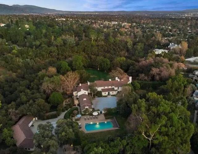 亿万富翁兼盛大创始人陈天桥的豪宅里居然配有自己的私家加油站