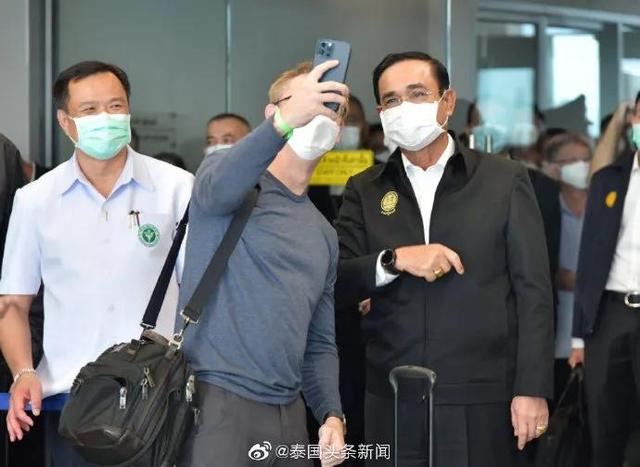 泰国总理巴育前往普吉视察，还大秀英文与外国游客合照