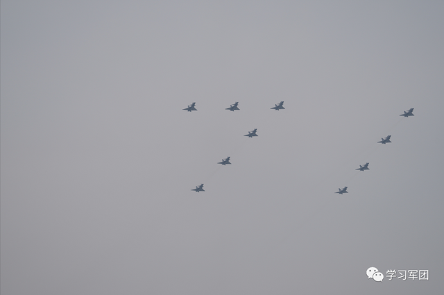 航迹如虹，红心向党飞向新高度