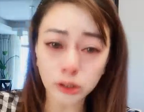 演员李婷宜直播情绪崩溃，哭诉自己被套路，曾错过“小燕子”一角