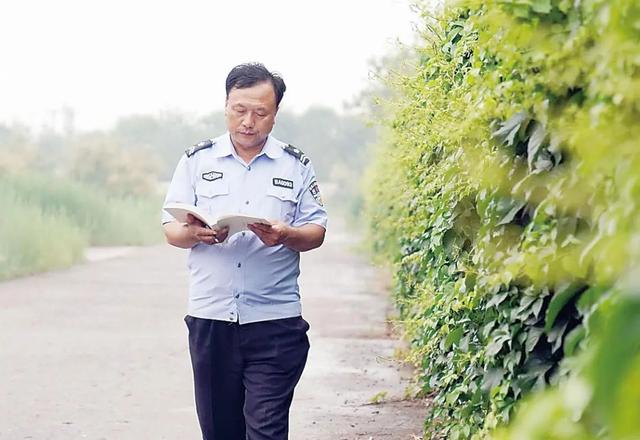 励志！沧州这位55岁保安成校园“名人”