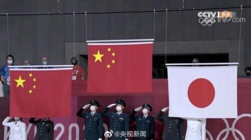 东京赛场同时升起两面五星红旗