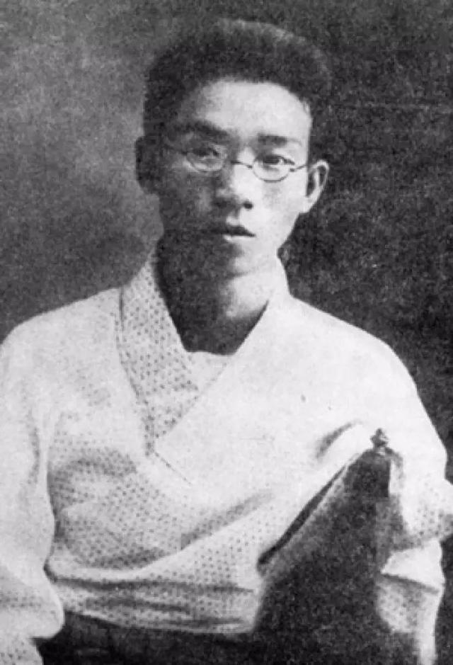 52年被追认为革命烈士，与鲁迅争夺现代白话文小说第一，他是谁？