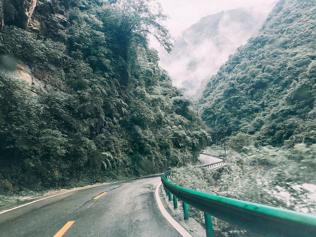 成都周边避暑胜地，夏季平均气温28度，山间云雾缭绕非常漂亮