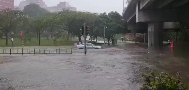 新加坡突降暴雨，全岛多处淹水！多车受困，惊动民防部队紧急救援