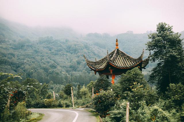 成都周边避暑胜地，夏季平均气温28度，山间云雾缭绕非常漂亮