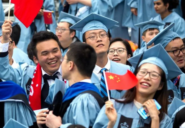 美国关上大门，中国留学生赴美被拒签，美媒：帮中国实现人才归国