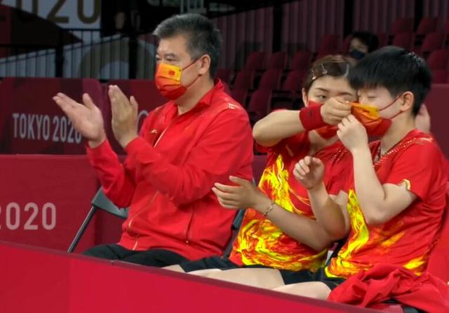 暖心大姐大！陈梦帮孙颖莎戴口罩上热搜，当年李晓霞也这么呵护她
