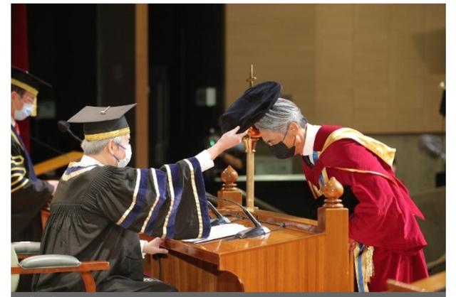 周润发获荣誉博士学位，一头白发亮相，感谢香港人，感谢“香港这个地方”