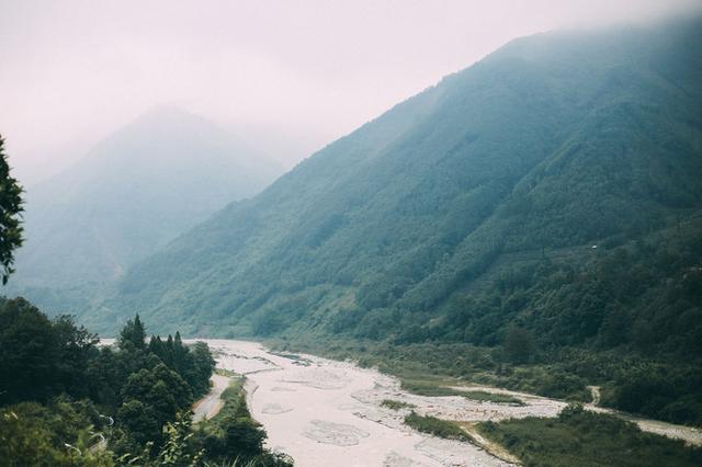 成都周边避暑胜地，夏季平均气温28度，山间云雾缭绕非常漂亮